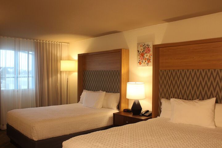 2 Queen Beds Pool Side (2 of 6)