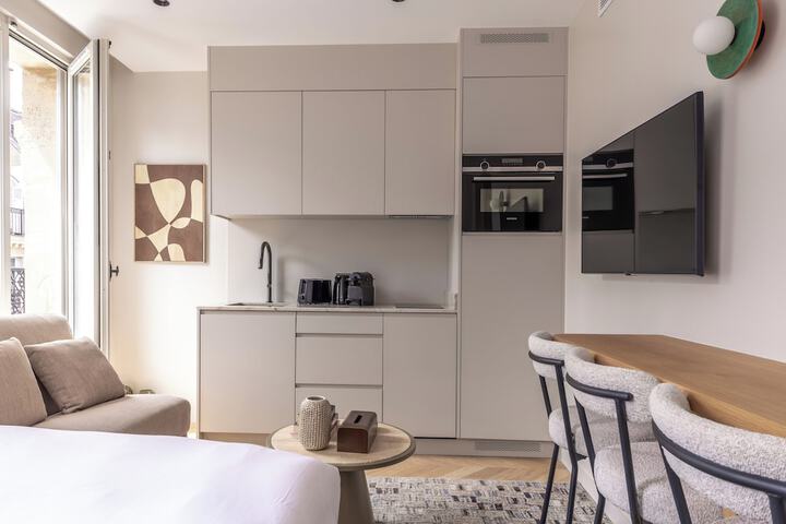 Room 102 of 158