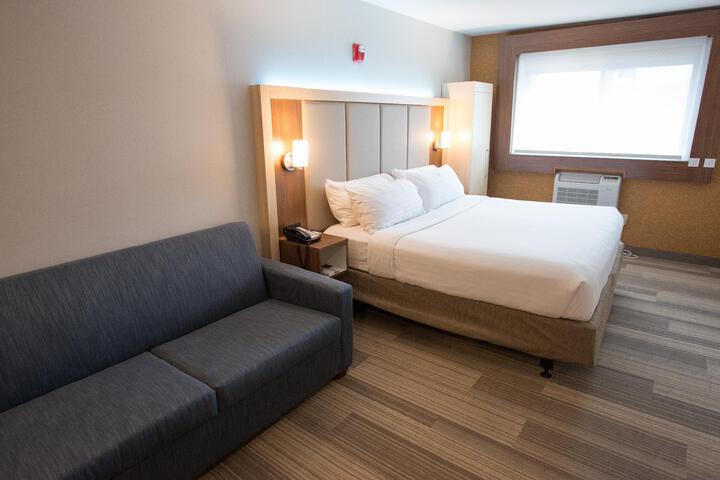 1 King Bed Refrigerator WiFi Walk in Shower Full Breakfast (5 of 9)
