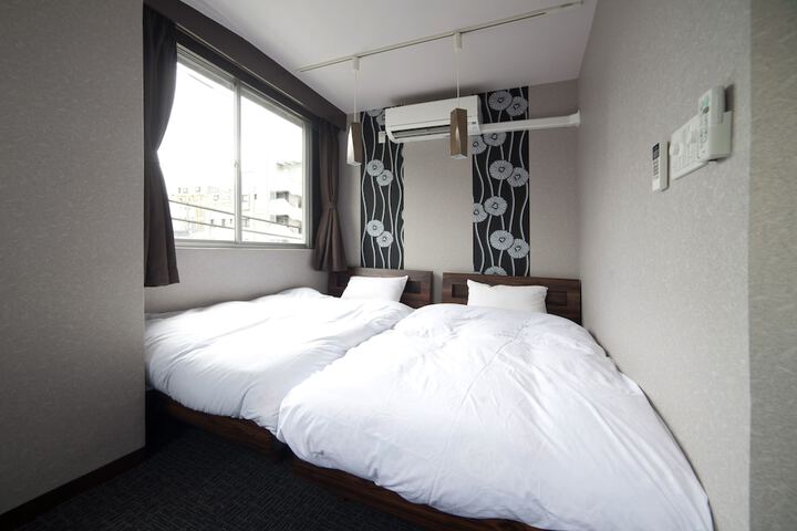 Room 8 of 27