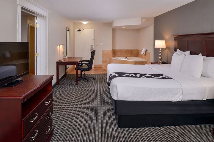 1 King Bed (16 of 24)
