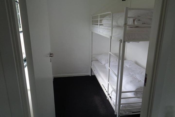 Room 4 of 28