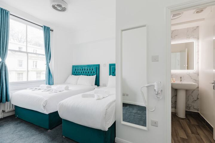 Room 46 of 122