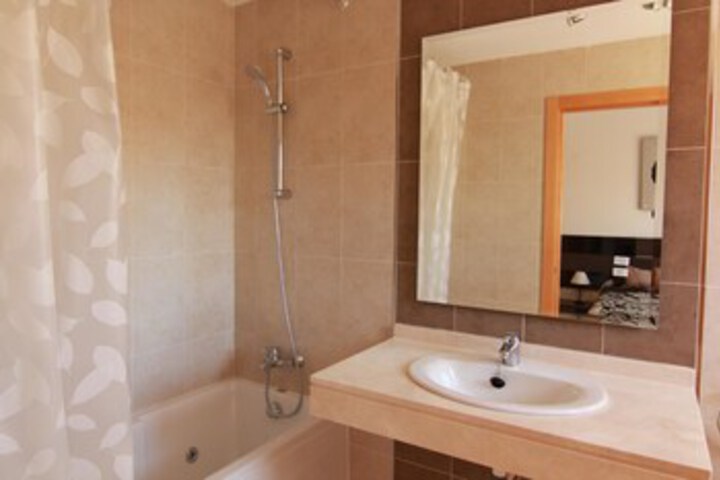 Room 2 of 63