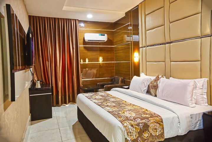 Room 19 of 34