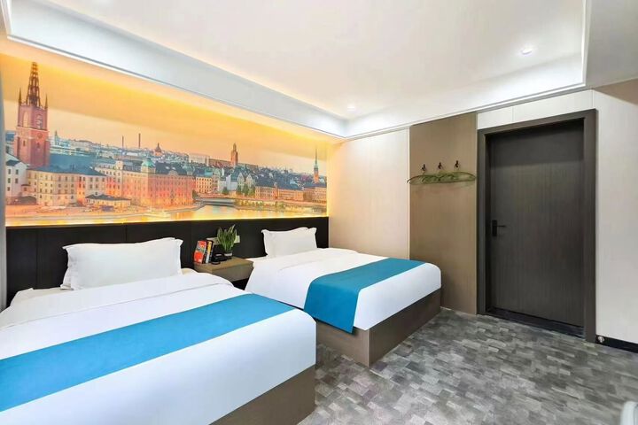 Room 6 of 11