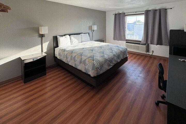 Deluxe King Bed (7 of 8)