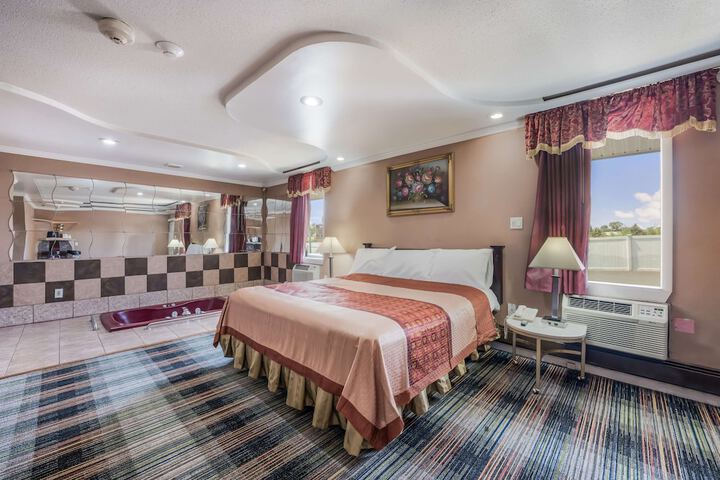 Deluxe Room with King Bed (13 of 26)
