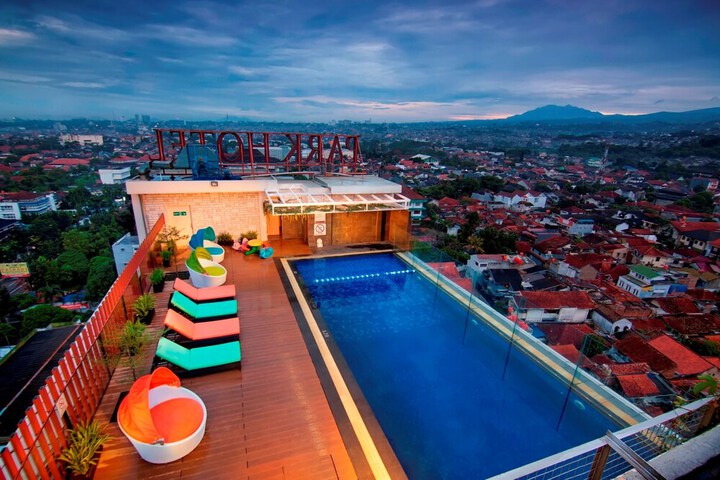 Hotel Pool