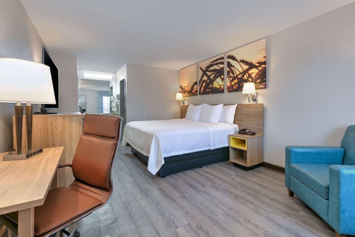 1 King Bed (7 of 8)