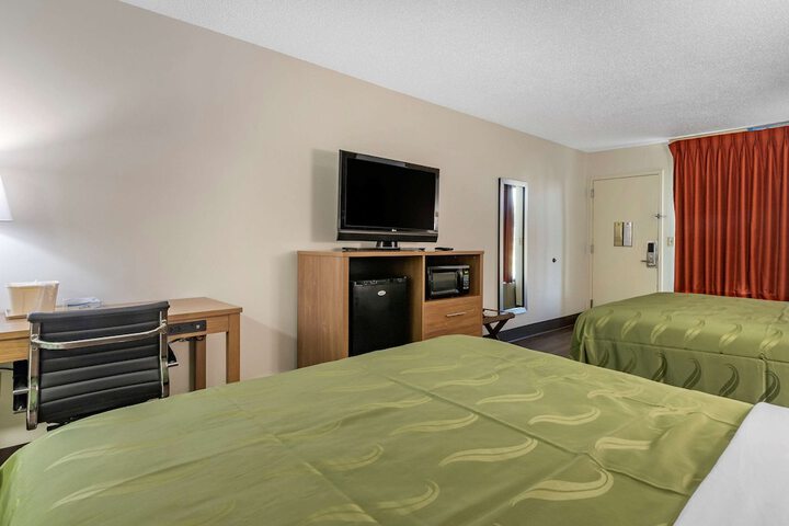1 Queen Bed Accessible (12 of 13)