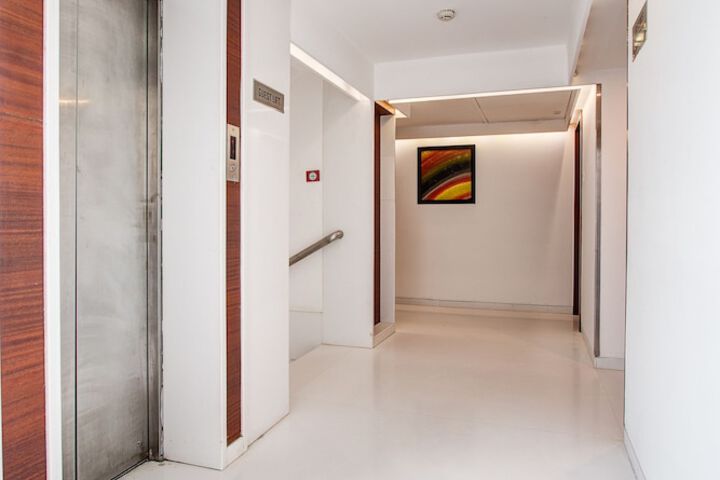 Ballroom/Hall 33 of 34