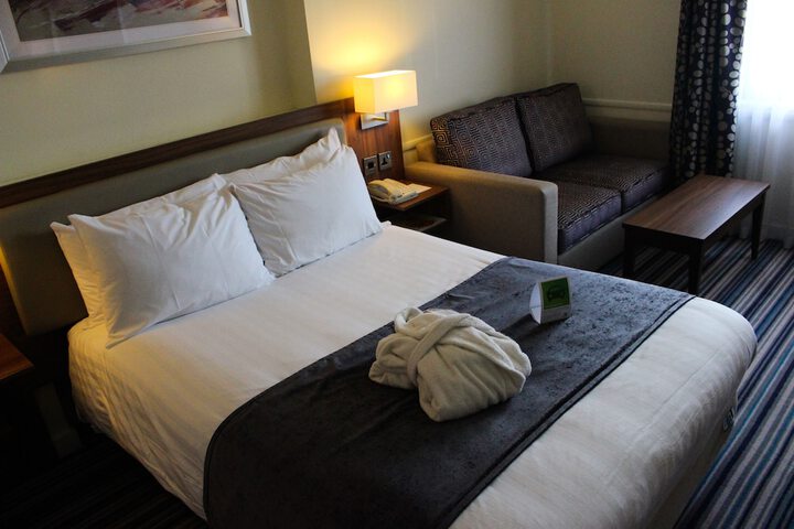 Room 4 of 100