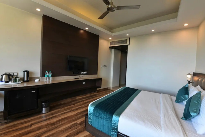 Room 6 of 15