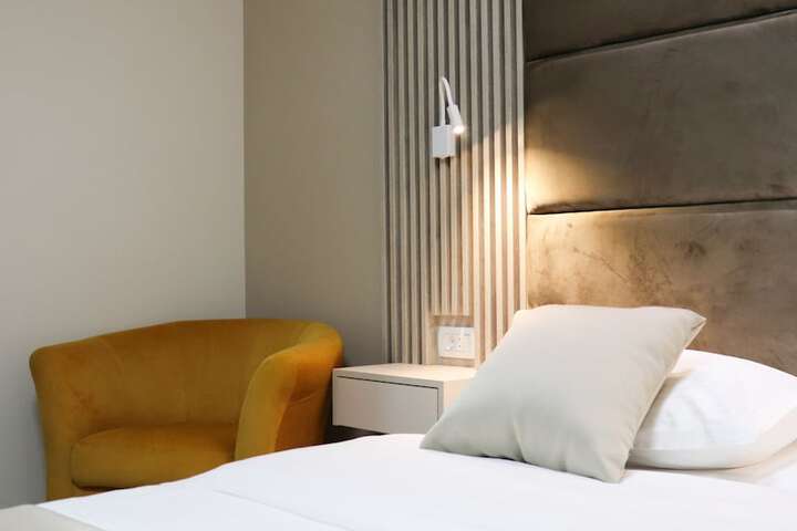 Room 6 of 28
