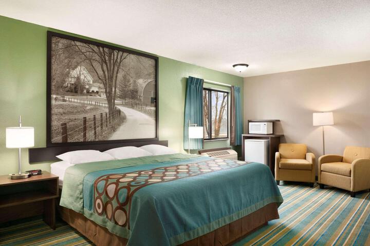 1 Queen Bed (2 of 7)