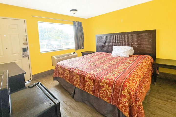 1 King Bed (3 of 9)