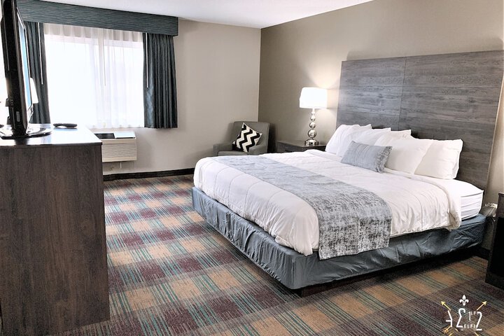 1 Queen Bed (4 of 16)