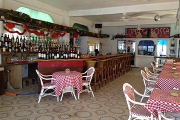 Lounge 18 of 28