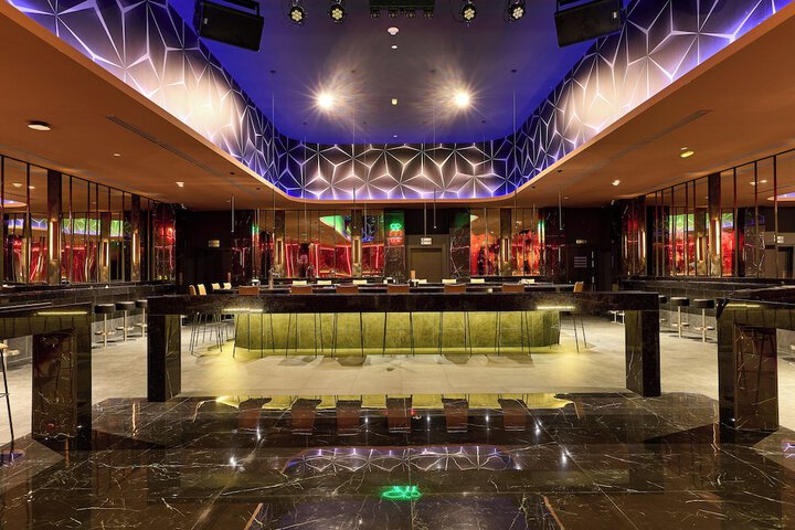 Lounge 132 of 172