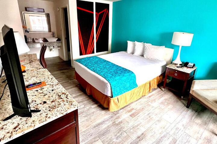 1 Queen Bed (11 of 13)