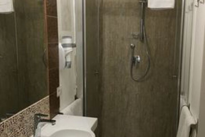 Room 7 of 27