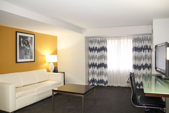 1 King Bed (6 of 17)