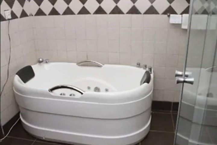 Jetted tub
