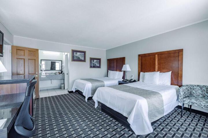 1 Queen Bed (7 of 7)