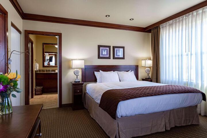 Executive King Bed (18 of 37)