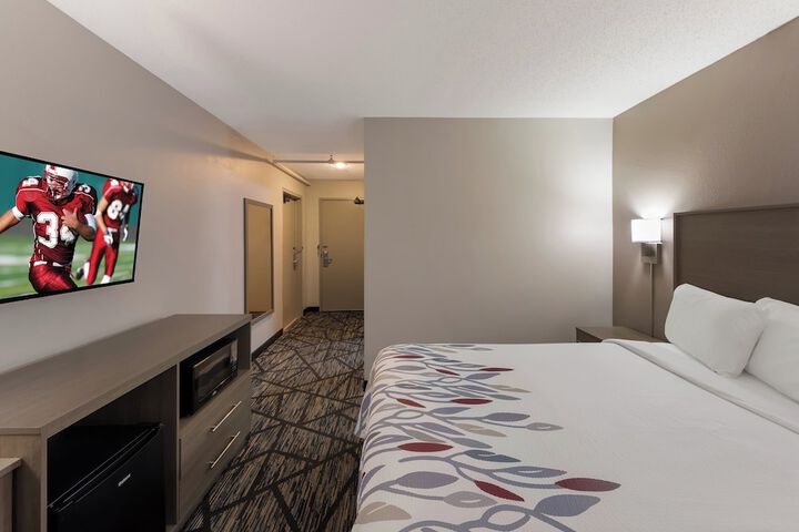 Deluxe Queen Bed (8 of 9)
