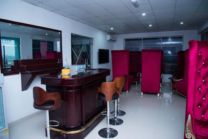 Lounge 48 of 57