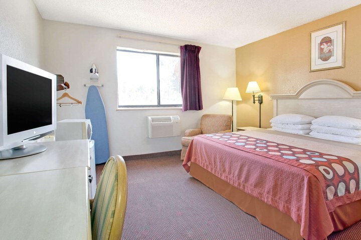 1 King Bed (8 of 11)