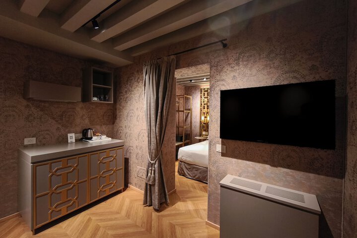 Room 42 of 106