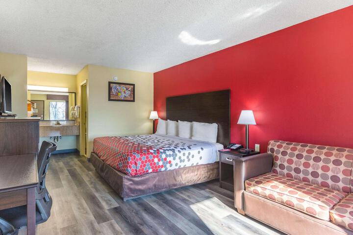 1 King Bed (3 of 10)