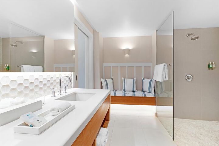 Room 32 of 59