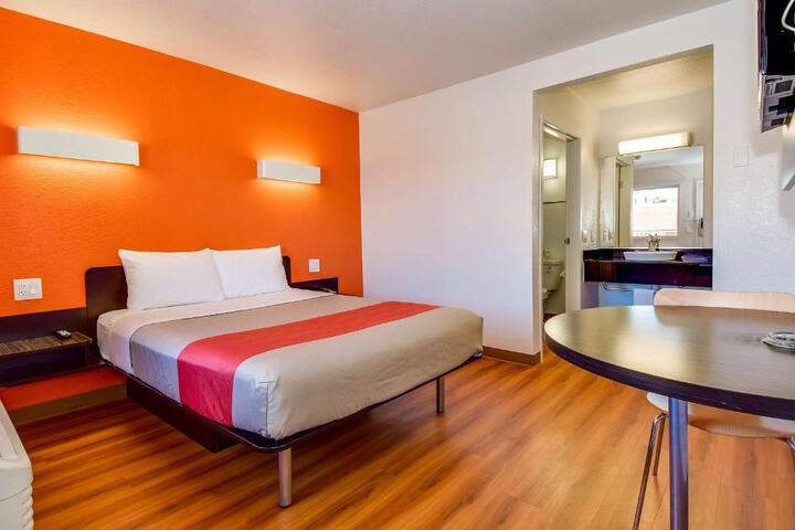 1 Queen Bed (6 of 9)