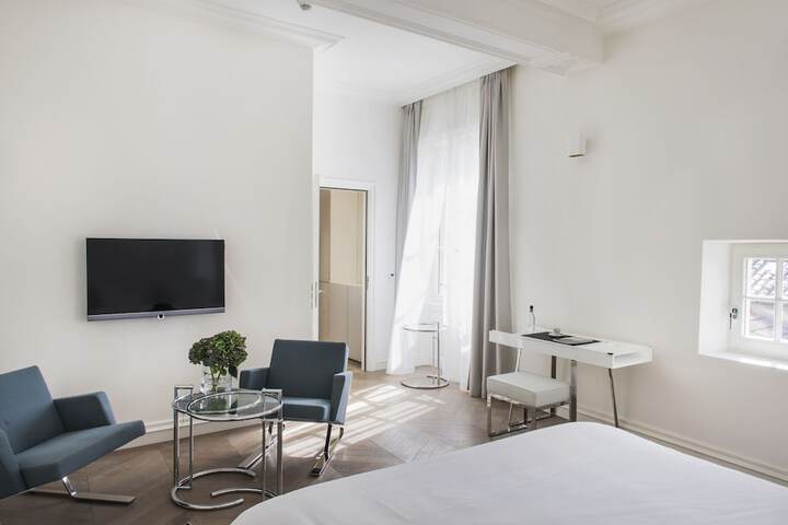 Room 10 of 33