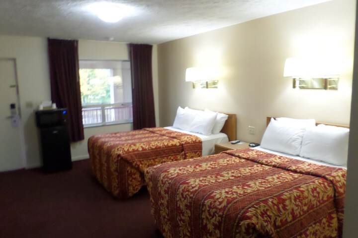 1 Queen Bed (2 of 25)