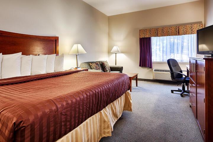1 King Bed - Free High Speed Internet, Microwave, Refridgerator, Continental Breakfast (7 of 8)