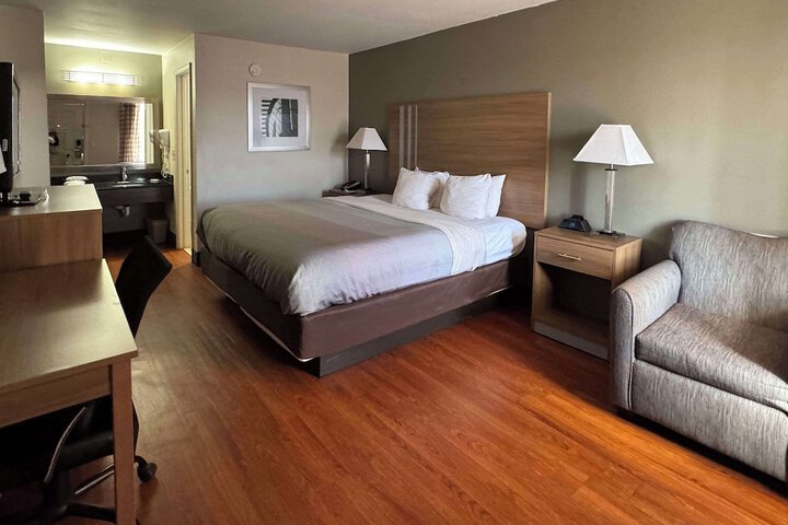 1 King Bed Mobility Accessible (6 of 12)