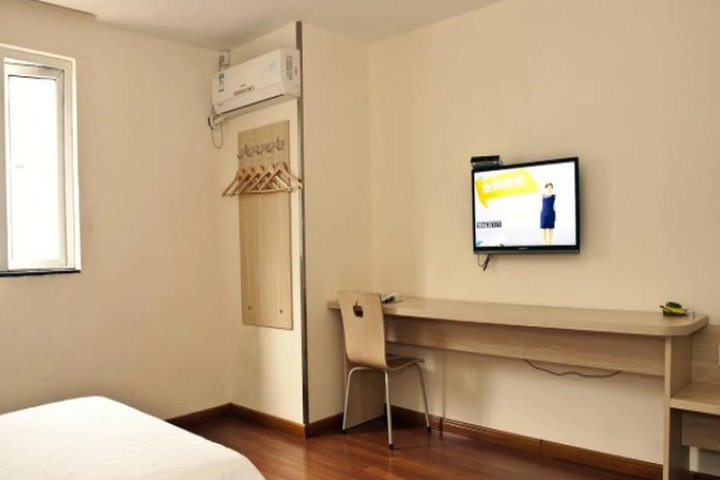 Room 4 of 10