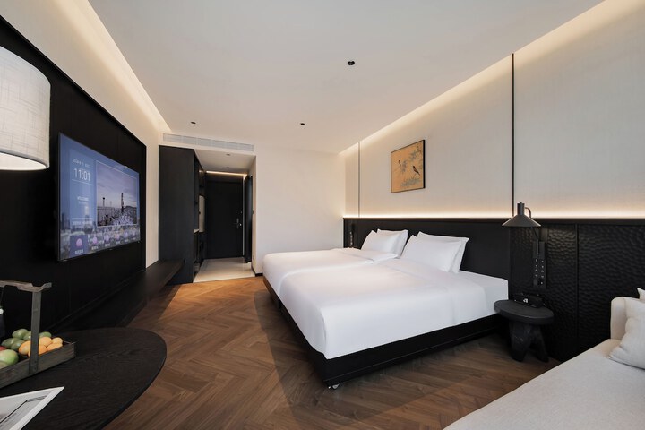 Room 13 of 143