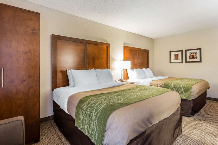 1 Queen Bed Accessible (4 of 14)