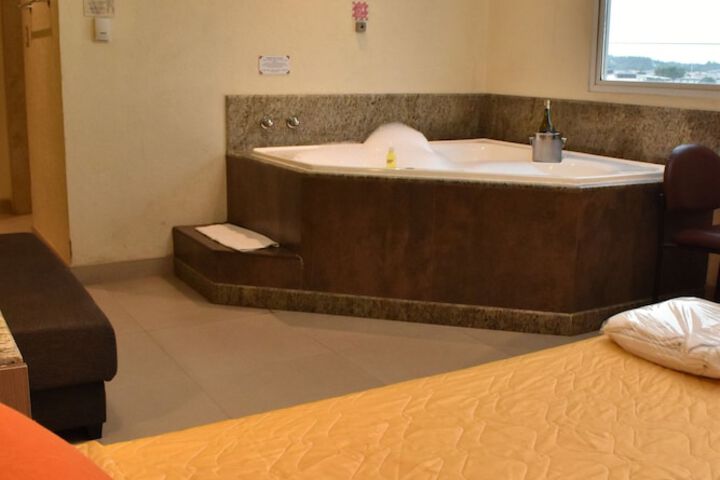 Room 6 of 12