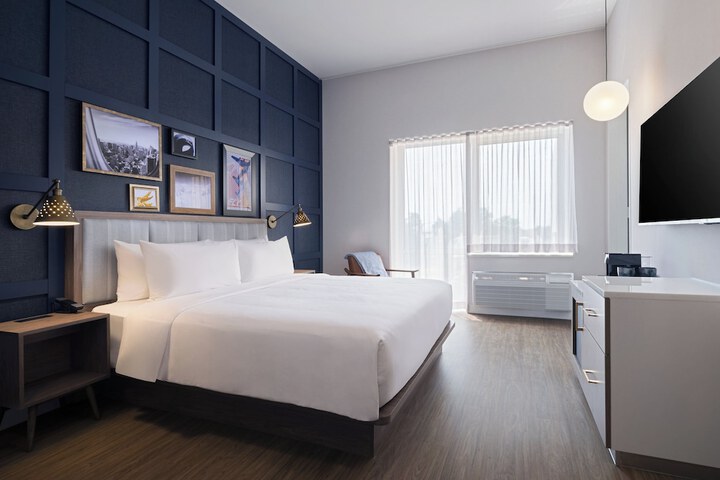Skylight Standard King Bed Accessible (16 of 16)