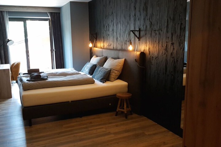 Room 11 of 32