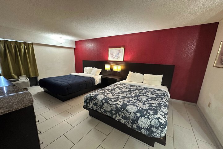 2 Queen Beds (2 of 5)