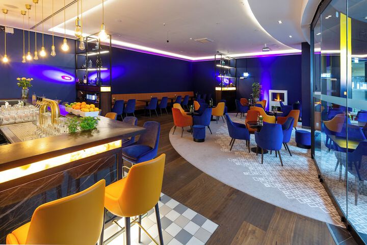 Lounge 102 of 143