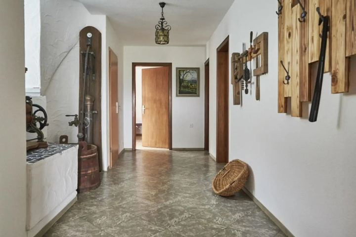 Room 4 of 9